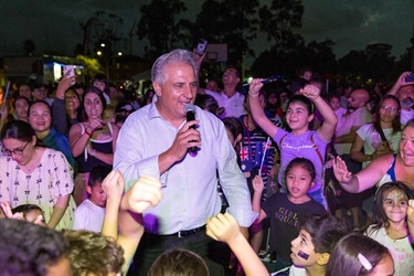 Fairfield-City-Mayor-Frank-Carbone-surrounded-by-kids-in-Adams-Park.jpg