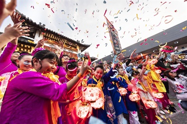 2024-Cabramatta-Moon-Festival-lantern-parade-by-Ken-Leanfore.jpg