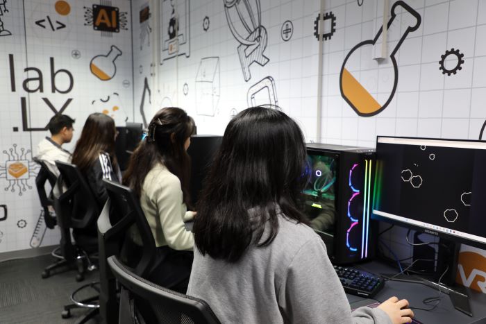 Lab students using the computers for gaming