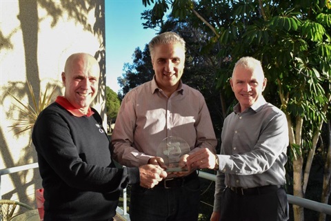 Former Library Manager Paul Scully, Mayor Frank Carbone and City Manager Alan Young smiling and posing while holding the NSW Local Government Excellence Award in the Service Delivery